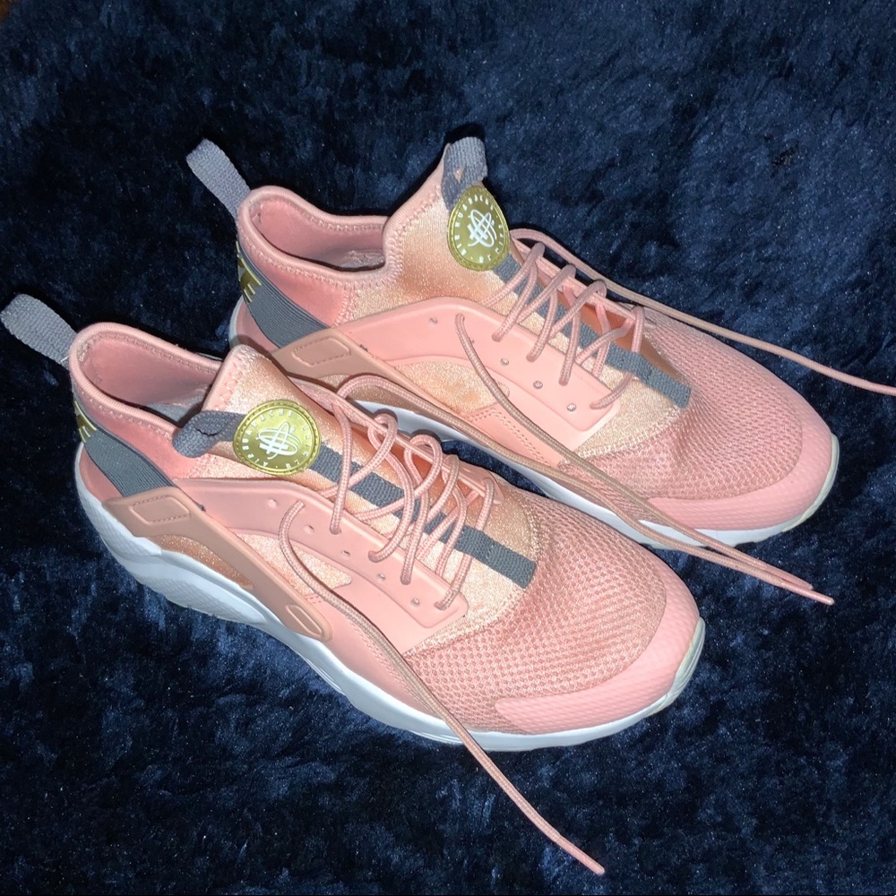 Pink Nike Huarache Run sneakers size 7Y